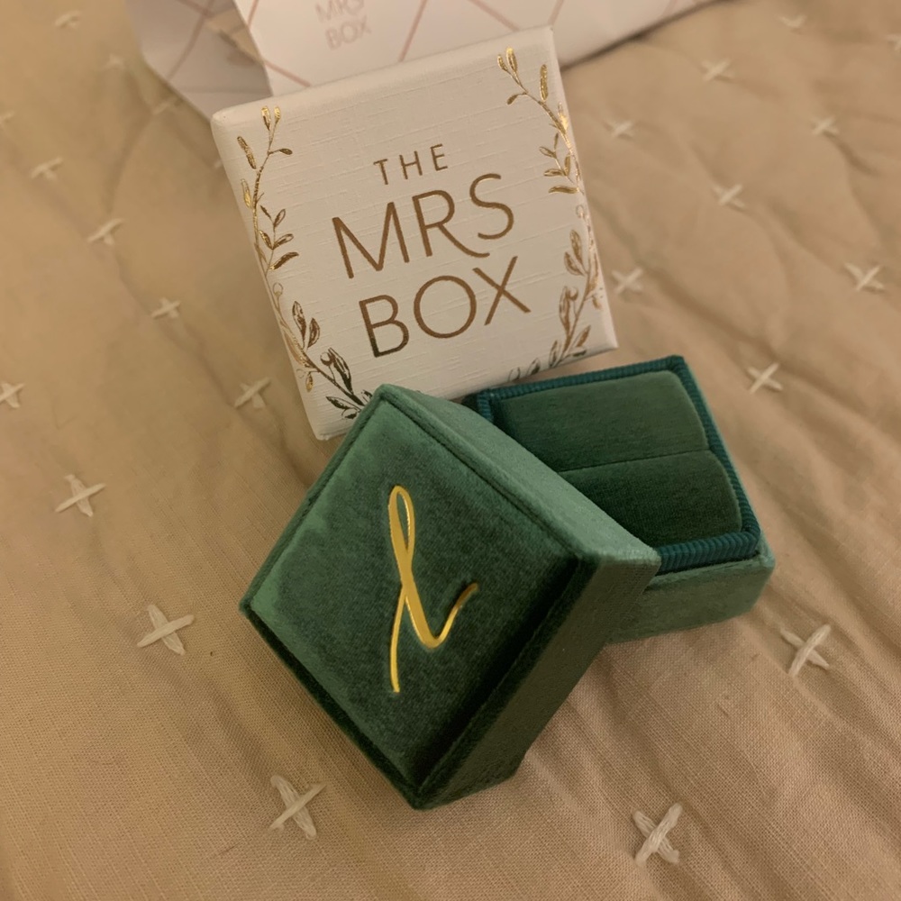 The Mrs Box -The Ellington Large - The Laurelle; Gold L monogram. Brand New!